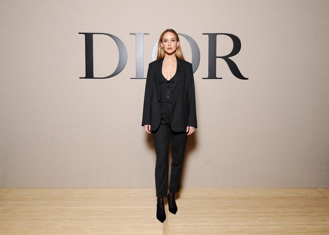 Setelan pilihannya terdiri dari vest, blazer, dan celana panjang senada yang mengepas di kaki jenjangnya. Adapun vest dipakai tanpa dalaman sehingga memancarkan aura seksi bintang film ‘Causeway’ ini. (Foto: Pascal Le Segretain/Getty Images for Christian Dior)