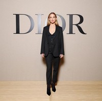 Setelan pilihannya terdiri dari vest, blazer, dan celana panjang senada yang mengepas di kaki jenjangnya. Adapun vest dipakai tanpa dalaman sehingga memancarkan aura seksi bintang film ‘Causeway’ ini. (Foto: Pascal Le Segretain/Getty Images for Christian Dior)