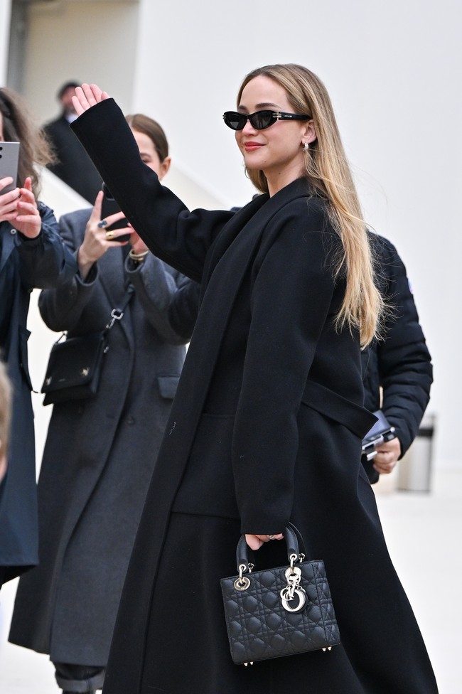 Jajaran aksesori turut menyempurnakan penampilan stylish Jennifer Lawrence. Di luar lokasi acara, ibu satu anak ini tampak menenteng tas Lady Dior yang tersohor itu. (Foto: Stephane Cardinale/Corbis via Getty Images)