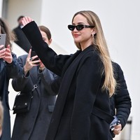Jajaran aksesori turut menyempurnakan penampilan stylish Jennifer Lawrence. Di luar lokasi acara, ibu satu anak ini tampak menenteng tas Lady Dior yang tersohor itu. (Foto: Stephane Cardinale/Corbis via Getty Images)
