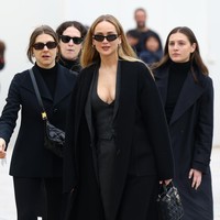 Jennifer Lawrence termasuk salah satu tamu penting peragaan busana Christian Dior Fall 2024 yang digelar pada hari pertama Paris Fashion Week baru-baru ini. Sebagai brand ambassador, ia tentu tampil head-to-toe dengan item keluaran rumah mode Prancis tersebut. (Foto: Marc Piasecki/WireImage)