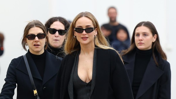 Foto: Lady Boss, Jennifer Lawrence Pakai Setelan Seksi di Fashion Show Dior