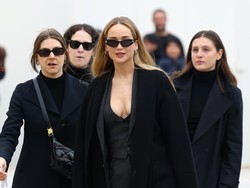 Foto: Lady Boss, Jennifer Lawrence Pakai Setelan Seksi di Fashion Show Dior