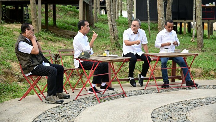 Presiden Joko Widodo (Jokowi) menikmati suasana pagi di Kawasan Ibu Kota Negara (IKN) Nusantara, Kalimantan Timur, Jumat (1/3/2024). Jokowi menikmati suasana pagi IKN bersama para menteri sambil sarapan di area mereka bermalam.