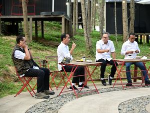 Jokowi Nikmati Udara Pagi dan Sarapan Rebusan Sukun Bareng Menteri di IKN