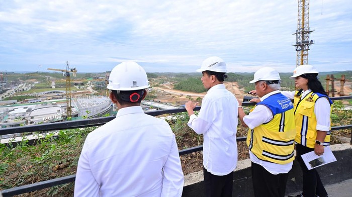 Presiden Joko Widodo mengecek pembangunan infrastruktur yang kini telah mencapai 74 persen tersebut. Ini foto-fotonya.