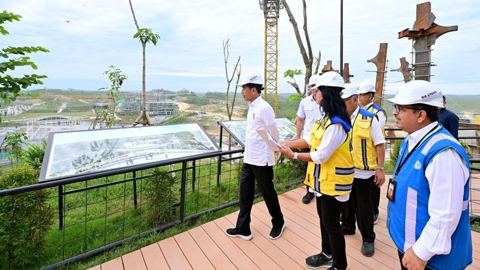 Presiden Joko Widodo mengecek pembangunan infrastruktur yang kini telah mencapai 74 persen tersebut. Ini foto-fotonya.