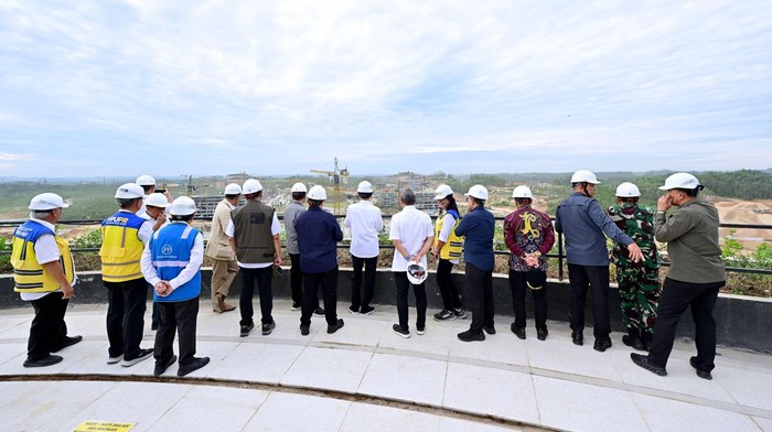 Presiden Joko Widodo mengecek pembangunan infrastruktur yang kini telah mencapai 74 persen tersebut. Ini foto-fotonya.