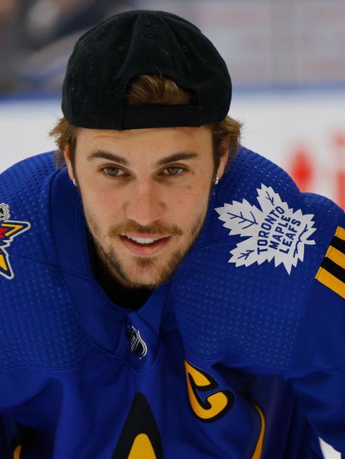 Justin Bieber Penampilan terkini Justin Bieber saat nonton Super Bowl dan main hockey.