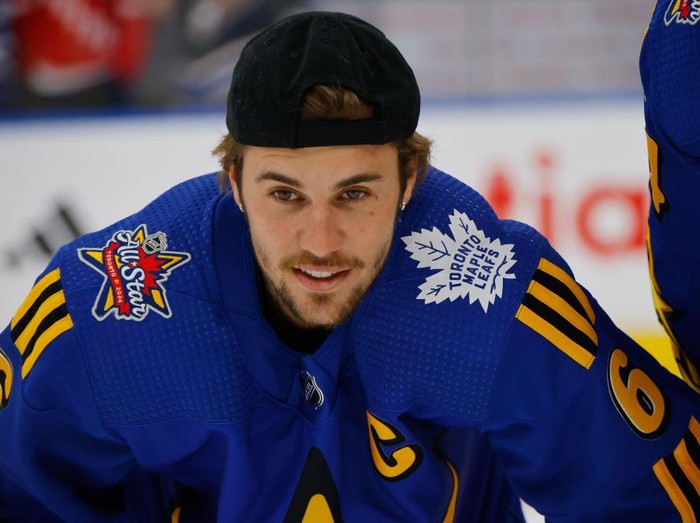Penampilan terkini Justin Bieber saat nonton Super Bowl dan main hockey.