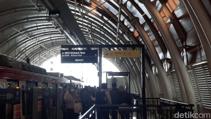 KAI menambah 44 perjalanan LRT Jabodebek pada hari kerja (weekday) sehingga mempercepat jarak kedatangan (headway) kereta menjadi 6 menit. (Annisa AR/detikcom)