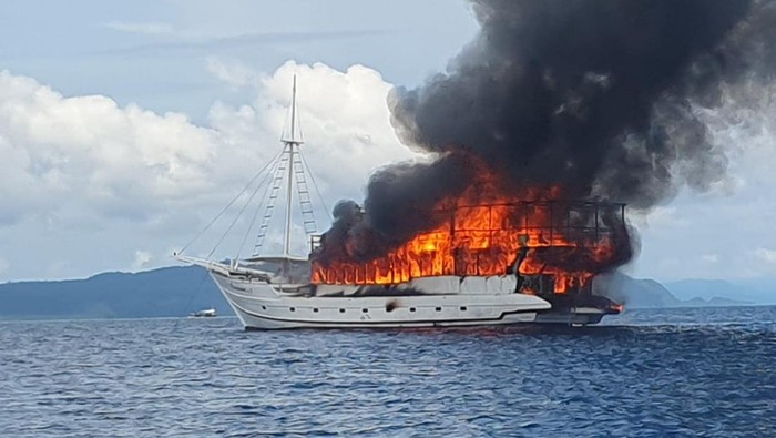 Kapal Pesiar The Oceanic di Raja Ampat terbakar.