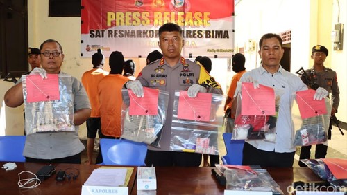 Kapolres Bima AKBP Eko Sutomo menunjukkan barang bukti sabu yang disita.