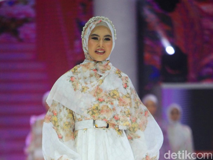 Sejumlah selebriti memperagakan busana pada peragaan busana bertajuk The FirSSt Gala of Shella Saukia di The Ritz Carlton Pacific Place, Jakarta, Kamis (29/2/2024). Shella Saukia menggelar peragaan busana bertajuk The FirSSt Gala of Shella Saukia untuk merayakan 1 dekade dirinya berkarya.