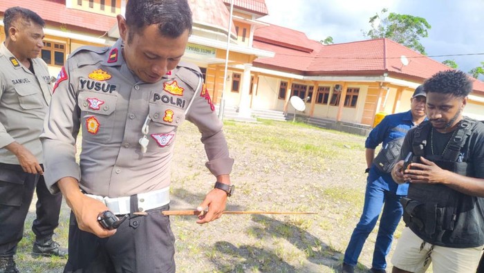 Kasat Lantas Polres Yalimo Ipda Muh Yusuf terkena anak panah saat ricuh di kantor Bawaslu Yalimo.