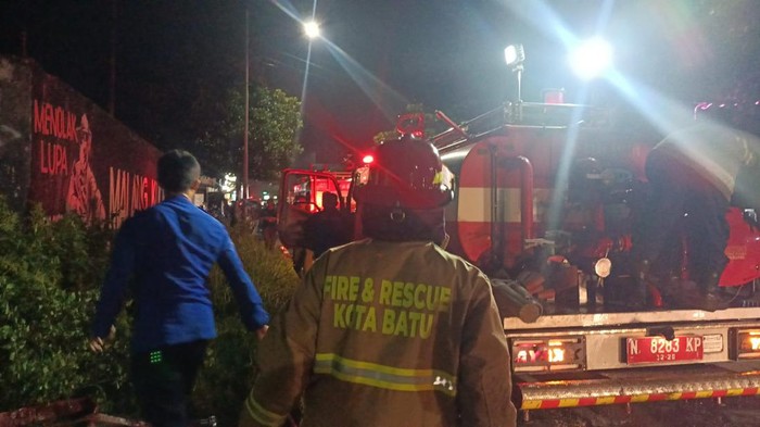 kebakaran gudang pengeringan maggot di malang