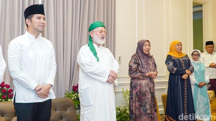 Kebersamaan Khofifah-Emil saat Khofifah menggelar syukuran kembali ke kediaman pribadi.