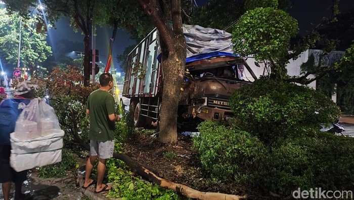 Kecelakaan truk tronton tabrak pohon di seberang Hotel Sahid Surabaya. Sopir sempat terjepit.