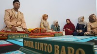 Sepasang calon pengantin mendengar bimbingan dari penghulu sebelum melaksanakan akad nikah di Kantor Urusan Agama (KUA) Kuta Alam, Banda Aceh, Aceh. Sementara itu, Kasubdit Bina Keluarga Sakinah, Agus Suryo Suripto menambahkan, ada sejumlah layanan lintas agama yang dapat segera dijalankan di KUA. Misalnya, bimbingan perkawinan dan konsultasi keluarga bagi Non Muslim.