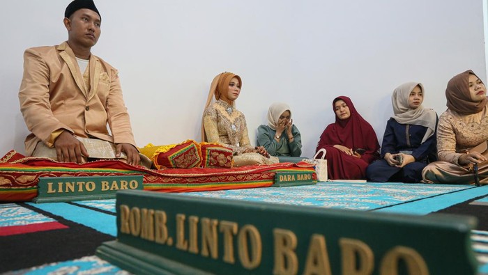 Kemenag Rencanakan 40 Layanan KUA untuk Semua Agama Petugas Kantor Urusan Agama (KUA) Kuta Alam melayani calon pengantin perempuan yang akan melaksanakan akad nikah di KUA Kuta Alam, Banda Aceh, Aceh, Jumat (1/3/2024). Kementerian Agama pada 2024 berencana melakukan transformasi KUA sebagai tempat yang melayani urusan semua agama, sehingga akan menjadi tempat menikah dan pencatatan pernikahan semua agama di Indonesia. ANTARA FOTO/Khalis Surry/rwa.