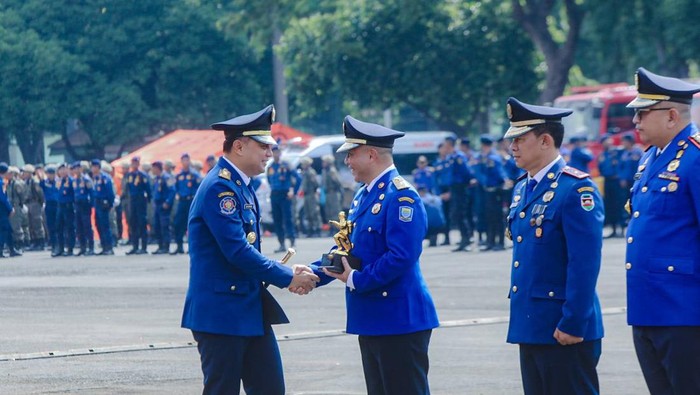 Kepala Diskar PB Gun Gun Sumaryana saat menerima penghargaan juara 1 ajang NFSC