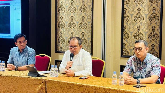 Kepala DM-PTSP Makassar Helmy Budiman (kiri), Wali Kota Makassar Danny Pomanto (tengah), Kepala Bappeda Makassar Zulkifli Nanda (kanan).