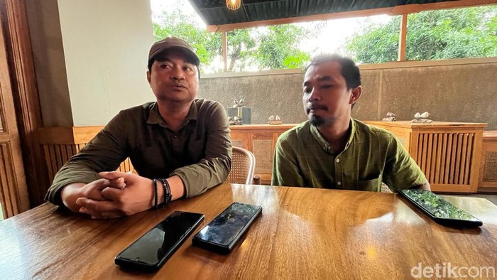 Ketua Bawaslu Kabupaten Mojokerto (kiri) selidiki kasus Caleg Demokrat kelebihan ratusan suara