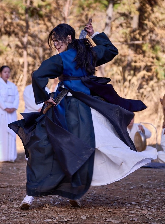 Penggemar Kim Go Eun dapat menyaksikan aksinya sebagai dukun dalam film Exhuma, yang tayang di bioskop Indonesia sejak 28 Februari 2024. Kini Exhuma sudah ditonton lebih dari 6 juta penonton, berselang 11 hari setelah penayangan perdananya di Korea Selatan. Foto: Dok. Showbox