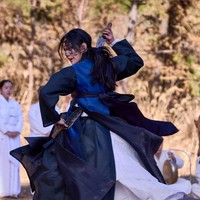 Penggemar Kim Go Eun dapat menyaksikan aksinya sebagai dukun dalam film Exhuma, yang tayang di bioskop Indonesia sejak 28 Februari 2024. Kini Exhuma sudah ditonton lebih dari 6 juta penonton, berselang 11 hari setelah penayangan perdananya di Korea Selatan. Foto: Dok. Showbox