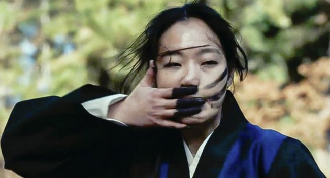 Kim Go Eun menampilkan sisi berbeda dari peran-peran yang dilakoninya selama ini. Adegannya komat-kamit membaca mantra, menambah ketegangan film terlaris Korea Selatan sepanjang tahun 2024 ini. Foto: Dok. Showbox