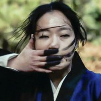 Kim Go Eun menampilkan sisi berbeda dari peran-peran yang dilakoninya selama ini. Adegannya komat-kamit membaca mantra, menambah ketegangan film terlaris Korea Selatan sepanjang tahun 2024 ini. Foto: Dok. Showbox