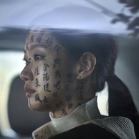 Dikisahkan Kim Go Eun mempelajari dunia perdukunan sejak kecil, memiliki insting yang kuat, dan rela berkorban untuk menyelamatkan nyawa Lee Do Hyun. Rekan dukun, yang bekerjasama dengannya. Sebelum membintangi film Exhuma, Kim Go Eun belajar langsung dari dukun asli. Foto: Dok. Showbox