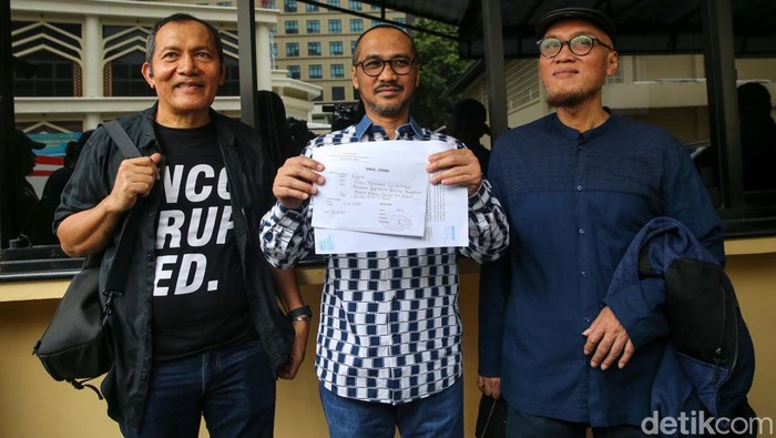 Para Koalisi Masyarakat Sipil Antikorupsi mendatangi Mabes Polri. Mereka menyurati Kapolri agar memperhatikan penanganan perkara Firli yang dikerjakan oleh Polda.