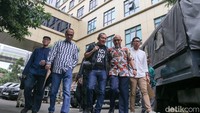Mereka meminta Kapolri Jenderal Listyo Sigit Prabowo untuk memerintahkan Kapolda Metro Jaya agar segera menahan Firli.