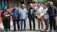 Dalam kedatangannya ini ikut hadir Abraham Samad, Saut Situmorang, Moch Jasin, Novel Baswedan, Indonesia Corruption Watch, dll.