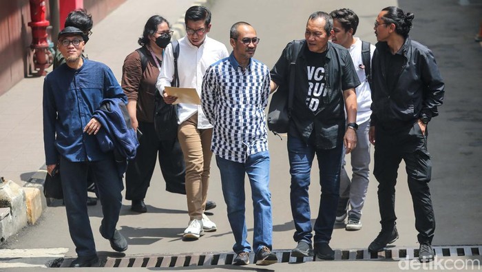 Para Koalisi Masyarakat Sipil Antikorupsi mendatangi Mabes Polri. Mereka menyurati Kapolri agar memperhatikan penanganan perkara Firli yang dikerjakan oleh Polda.
