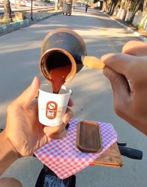 membuat kopi sambil bersepeda