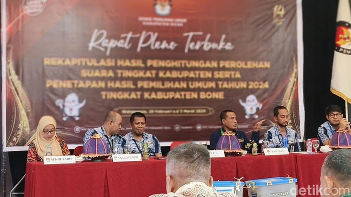 KPU Bone melaksanakan rekapitulasi surat suara Pemilu 2024.