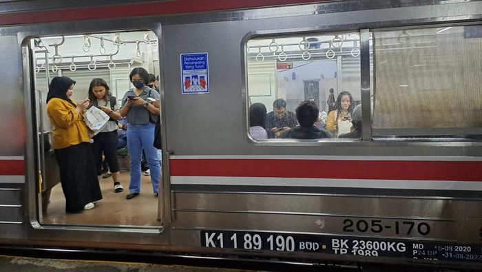 KRL di Stasiun Sudimara tertahan karena ada pohon tumbang di Stasiun Kebayoran