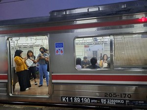 Ada Pohon Tumbang di Stasiun Kebayoran, KRL di Stasiun Sudimara Tertahan