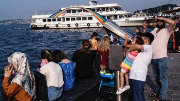 Fotografi jalanan sering kali melibatkan penangkapan momen-momen candid. Tekin pun mengungkapkan tetap menyeimbangkan antara mengabadikan keaslian dengan menghormati privasi orang lain. Foto: Boredpanda/Serkan Tekin