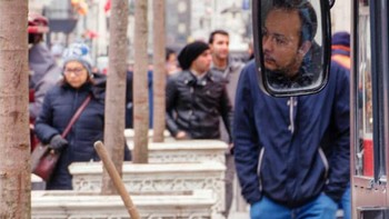 Tekin pun memiliki tantangan menjadi fotografer jalanan. Di mana menurutnya tantangan terbesar di jalanan adalah reaksi negatif dari orang-orang, baik yang berhubungan atau tidak berhubungan dengan foto. Foto: Boredpanda/Serkan Tekin