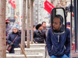 Berkat Timing yang Tepat, Foto Jalanan Ini Bikin Mindblowing