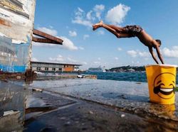 Berkat Timing yang Tepat, Foto Jalanan Ini Bikin Mindblowing