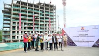 Presiden Joko Widodo melakukan seremoni penyelesaian akhir atau _topping off_ hunian aparatur sipil negara (ASN) dan personel pertahanan keamanan (hankam) di Kawasan Ibu Kota Nusantara, Provinsi Kalimantan Timur, Jumat (1/3/2024).
