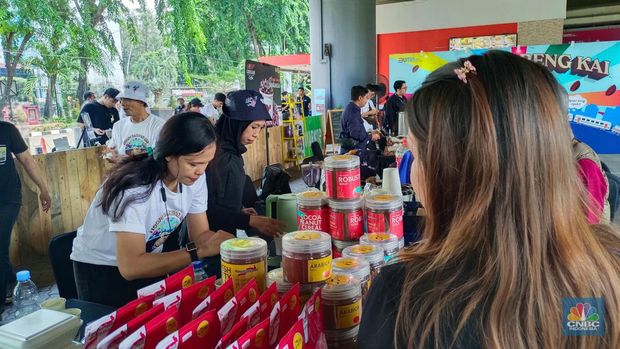 Layanan kopi gratis bagi penumpang kereta api di Stasiun Gambir. (CNBC Indonesia/Martyasari Rizky)