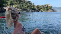 Layaknya model yang punya tubuh nan indah, Hieke juga menikmati berbikini di pantai.