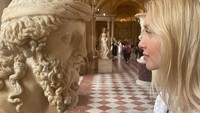Liburan di Paris, dia juga berkunjung ke Museum Louvre yang terkenal.