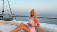Gayanya menikmati perairan Mykonos, Yunani.