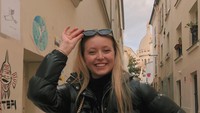 Saat di Paris, dia berfoto dengan latar Basilika Sacré Coeur de Montmartre, salah satu gereja Katolik di Paris yang didedikasikan untuk Hati Kudus Yesus.